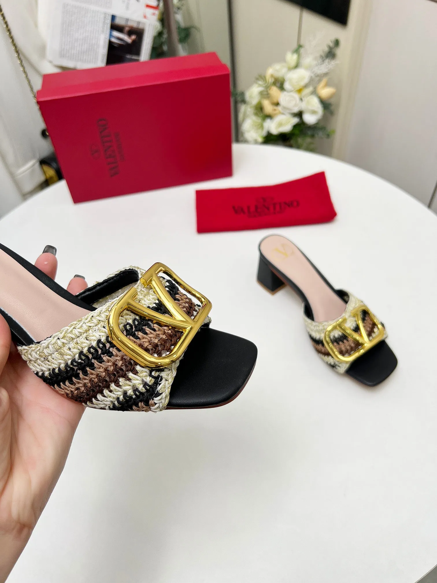 👟👟Ex-factory price 440👟👟 Genuine leather sole +30 🆕 Valentino👑👑 Latest series with perfect hand-woven details. A very eye-catching catwalk series launched [strong][strong] Code number: 35 to 43 (genuine leather sole +30)